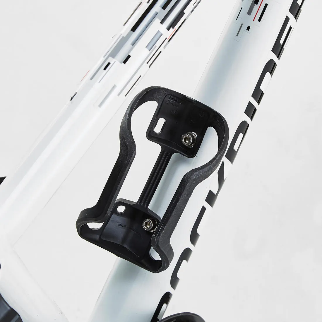 Frame-mounted bottle cage with side opening for a 380ml bottle.