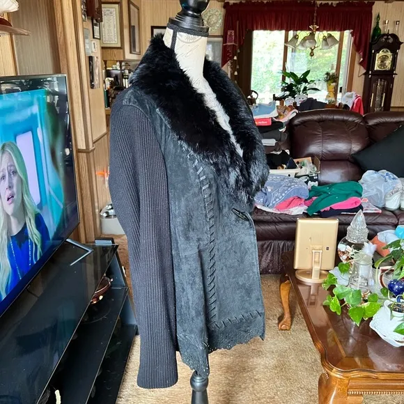 Vintage women’s genuine leather and true rabbit fur collar jacket